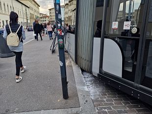 tramvia-deragliata-alla-stazione-pomeriggio-di-ritardi