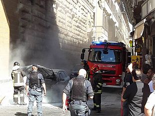 esplosione-nel-centro-di-firenze-auto-in-fiamme-sotto-palazzo-medici-riccardi