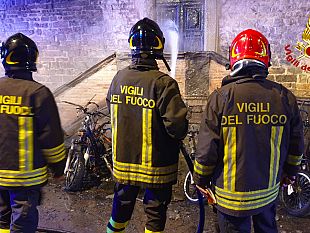 incendiati-15-motorini-danni-alla-chiesa-di-san-felice