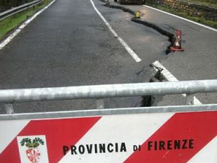 b402111206-toscana-in-allerta-meteo-strade-che-si-spaccano-e-fiumi-a-livelli-di-guardia