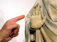 b308052106-turista-americano-danneggia-statua-madonna-del-trecento