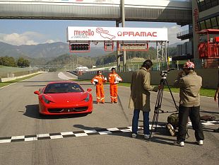 b210261354-il-mr-bean-indiano-all-autodromo-del-mugello