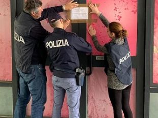 la-polizia-di-stato-mette-i-sigilli-ad-un-centro-massaggi-a-luci-rosse