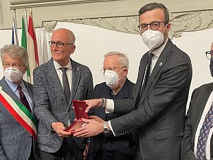 gonfalone-dargento-a-rondine-cittadella-della-pace