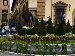 rotonda-goldoni-aiuola-mobile-by-netflix-la-polemica-sgomma-sui-social