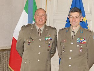 b304101303-il-generale-adami-riceve-la-visita-del-comandante-della-folgore