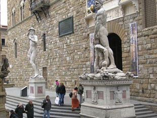 a810061859-piazza-della-signoria-chi-restaura-le-statue-di-david-ercole-e-caco-e-i-termini