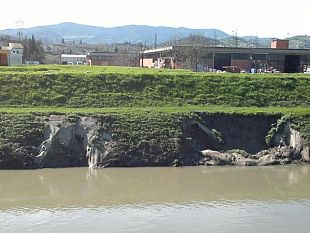b303271610-frane-lungo-l-argine-dell-ombrone-i-postumi-dell-alluvione