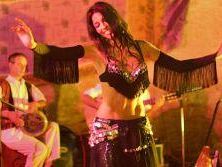 b009012349-ballerine-del-ventre-per-i-diritti-delle-donne-afghane