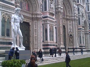 b011131738-le-immagini-del-david-di-michelangelo-in-piazza-duomo