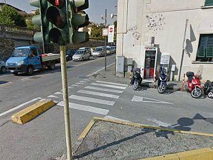 b306062238-due-strade-da-oltre-3-mesi-sgorga-acqua-dall-asfalto