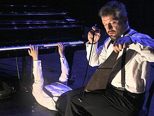 b202031534-un-duello-musicale-tra-poesia-e-comicita