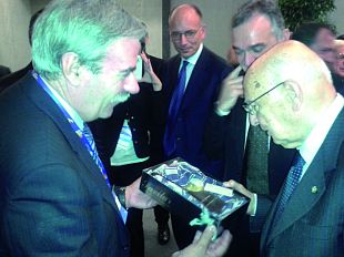 b310241936-un-tartufo-bianco-di-san-miniato-al-presidente-giorgio-napolitano