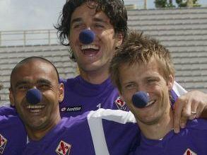 a705241907-nasi-viola-giocatori-e-tutta-la-tifoseria-a-sostegno-della-fondazione-meyer