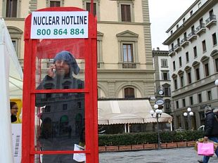 b002201707-greenpeace-tanti-curiosi-a-firenze-nelle-cabine-nuclear-hotline