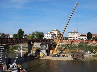 b010121644-ultimata-la-grande-trave-del-nuovo-ponte-di-empoli