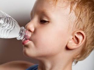 se-i-bambini-hanno-sete-meglio-bere-acqua-a-temperatura-ambiente