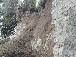 san-gimignano-crollano-mura-medievali-nella-storica-localita-toscana