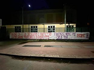 chiesa-striscione-ultra-nella-notte-firenze-non-e-piu-casa-tua