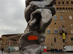 piazza-signoria-imbrattata-opera-contemporanea