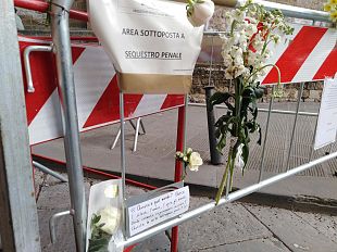 piazza-brunelleschi-fiori-biglietti-e-ceri-dove-e-caduto-niccolo-bizzarri