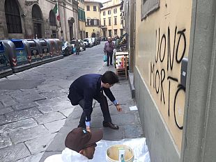 centro-storico-deturpato-ripulite-scritte-lasciate-in-santo-spirito