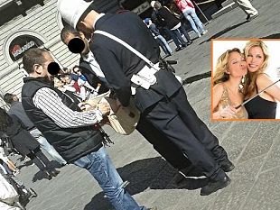 selfie-in-piazza-duomo-a-firenze-la-mania-della-prolunga