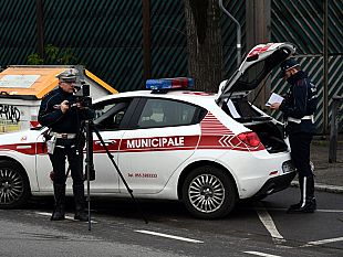 sfreccia-in-scooter-in-lungarno-moro-a-105-chilometri-allora