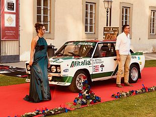 auto-e-moda-la-sfilata-con-modelle-e-auto-al-convitto-cicognini