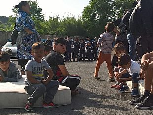 manifestazione-dei-rom-lunedi-10-luglio-davanti-al-comune-di-sesto-fiorentino