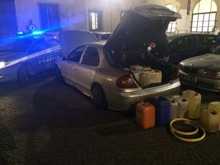taniche-di-benzina-e-strumenti-da-scasso-nascosti-in-auto