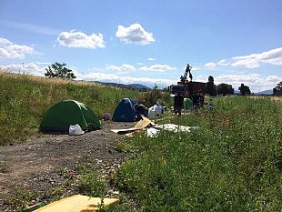 tende-piantate-accanto-allaeroporto-di-firenze