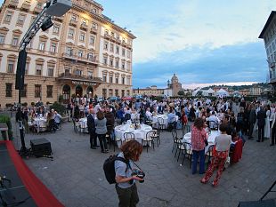 piazza-ognissanti-500-persone-per-la-cena-a-favore-dellatt