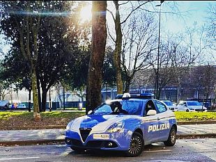guerriglia-urbana-e-striscione-22-daspo-a-interisti-e-juventini