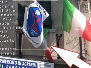 a707251426-a-pietrasanta-spunta-bandiera-della-x-mas