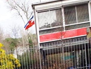 giorno-del-ricordo-il-centro-sociale-espone-la-bandiera-titina