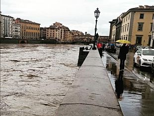 larno-in-piena-ha-spazzato-via-il-pontile-della-canottieri-firenze