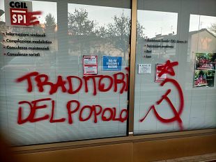 scritta-con-falce-e-martello-contro-la-cgil-sede-imbrattata
