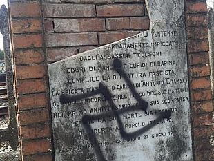 svastica-su-lapide-vittima-del-nazismo-ennesima-ferita-alla-memoria-in-toscana