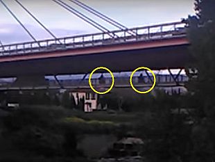 ponte-allindiano-pedoni-e-ciclisti-a-piedi-passano-gli-scooter