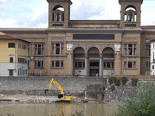si-potra-passeggiare-lungo-larno-sotto-la-biblioteca-nazionale