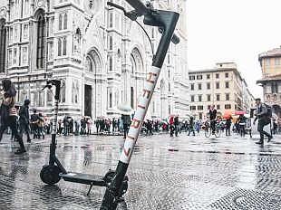 non-vedente-esce-di-casa-e-rischia-di-essere-travolto-da-un-monopattino