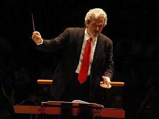 nicola-piovani-sul-podio-dellorchestra-del-maggio-musicale-fiorentino