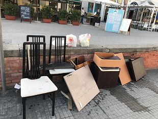 i-clienti-pagavano-lo-smaltimento-i-rifiuti-rivenduti-finivano-in-strada