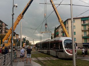 tramvia-deragliata-a-piazza-batoni-a-causa-dello-scontro-con-un-auto-quattro-i-feriti
