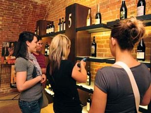 b008271534-enoteca-italiana-quasi-5000-visitatori-al-mese