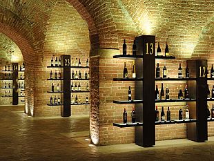 b112191557-rosso-e-italiano-il-vino-delle-feste