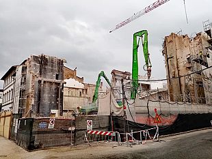 fotografie-demolizione-del-vecchio-comunale-cadono-le-ultime-pareti