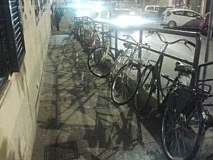 un-groviglio-di-lucchetti-firenze-ciclabile-e-ferma-al-palo