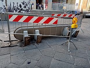 panchina-abbattuta-in-piazza-san-firenze